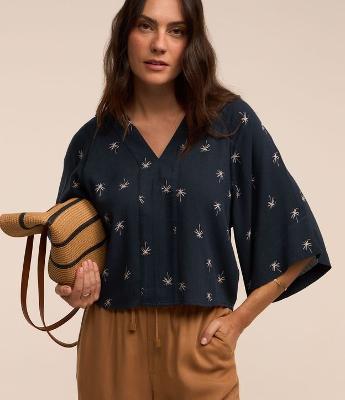 Blusa em Viscose com Entremeio e Coqueiro Estampado