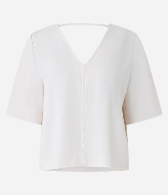 Blusa em Crepe com Decote V e Recorte Pespontado