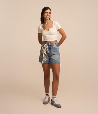 Short Mom Cintura Alta em Jeans Dirty Washed com Bolsos