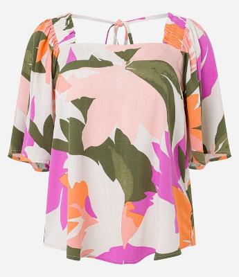 Blusa em Viscose com Manga Godê e Folhagens Estampadas