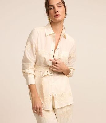 Camisa Alongada em Algodão Bordado com Textura e Cinto