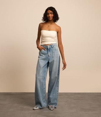 Calça Wide Leg em Jeans com Ondinhas de Brilhos Aplicados