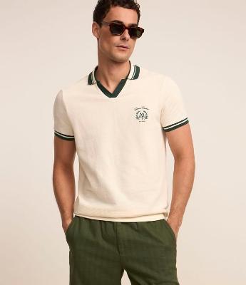 Camisa Polo Comfort com Detalhes Contrastantes e Estampa de Brasão