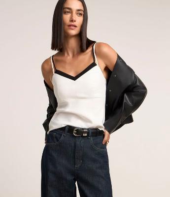 Blusa de Alça em Crepe com Decote Sobreposto