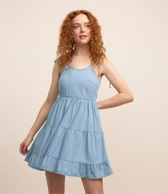 Vestido Curto em Jeans com Amarração nas Alças e Babados