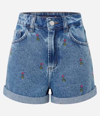 Short Mom em Jeans com Bordadinhos de Tulipas