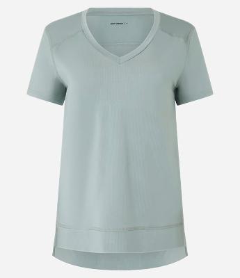 Camiseta Esportiva em Microfibra Furadinha Decote V