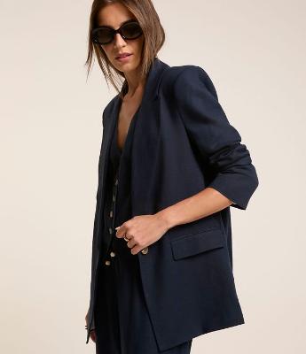 Blazer em Viscolinho com Lapelas e Botão Único