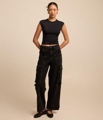 Calça Reta em Jeans com Bolsos Cargo e Friso Frontal