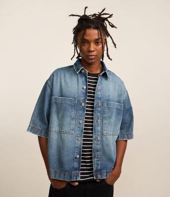 Camisa Boxy Curta em Jeans com Bolsos e Lavagem