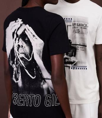 Camiseta Alongada em Algodão Estampada Frente e Costas Gilberto Gil