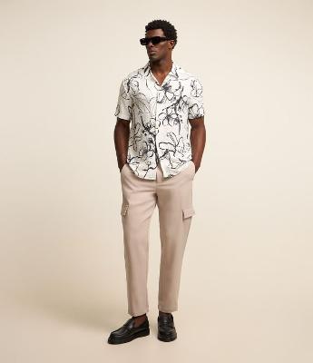 Calça em Sarja Cargo Easy Care com Detalhe Lateral