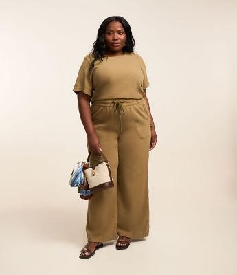 Calça Pantalona em Sarja Leve e Amarração Curve & Plus Size