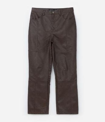 Calça em Material Sintético com Recortes