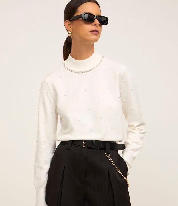 Suéter em Tricô com Gola Alta e Aplicação de Pérolas e Strass - 2