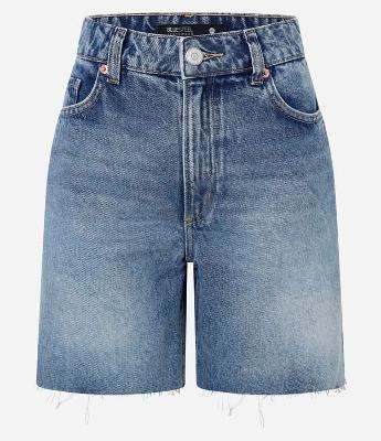 Bermuda em Jeans com Lavagem e Barra Desfiada