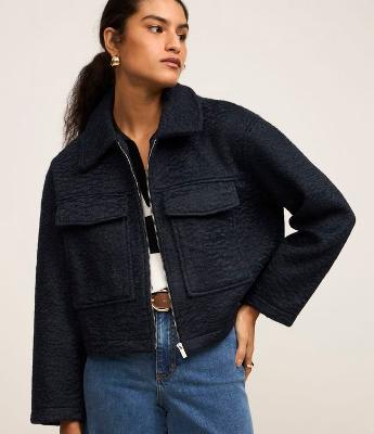 Jaqueta Boucle com Bolsos Grandes e Fechamento por Zíper