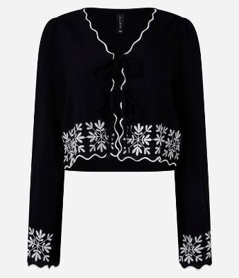 Blusa em Tricoline com Amarração e Bordado na Barra e Punhos