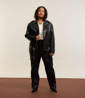 Calça Reta Material Sintético Bolso Cargo Curve & Plus Size