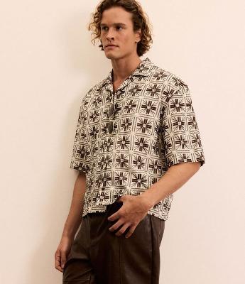 Camisa Texturizada com Bordados Geométricos