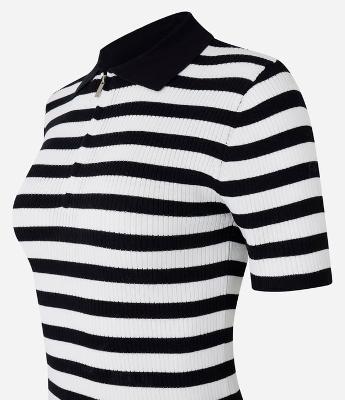 Blusa Listrada em Tricô com Gola Polo e Zíper