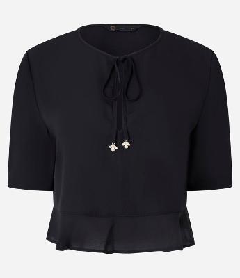 Blusa em Chiffon com Pingente de Besouro na Amarração