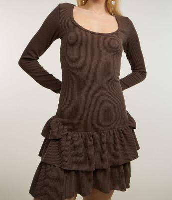 Vestido Curto em Jacquard com Babados na Saia