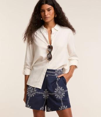 Short em Cambraia com Estampa Arabesco e Pregas Frontais