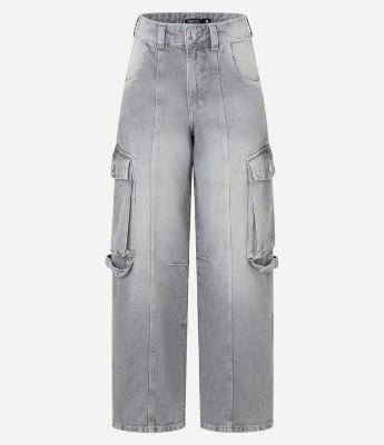 Calça Reta em Jeans com Recorte Frontal e Bolsos Cargo
