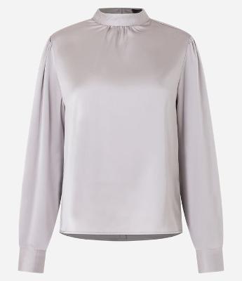 Blusa Acetinada com Gola Padre com Botão no Punho