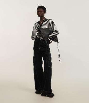Calça Wide Leg em Sarja com Bolso Cargo Embutido