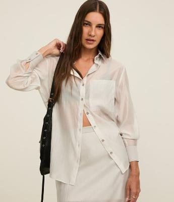Camisa em Chiffon com Transparência e Abotoamento Frontal