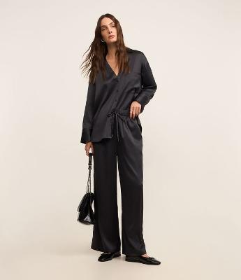 Calça Wide Leg Acetinada com Caimento Leve