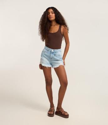 Short Slim em Jeans com Mosquetão e Pingente de Olho Grego