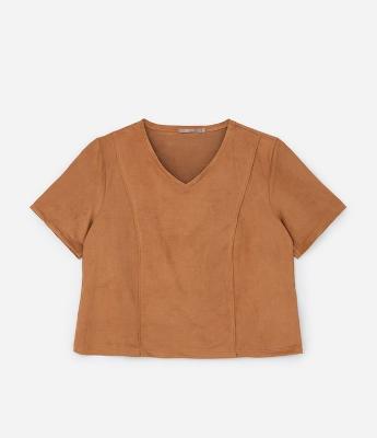 Camisa em Suede com Decote em V e Recortes Curve & Plus Size