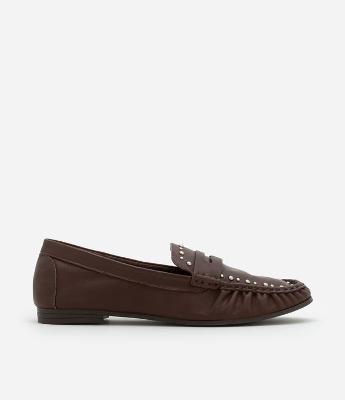 Sapato Mocassim em Couro com Detalhe Franzido e Tachinhas