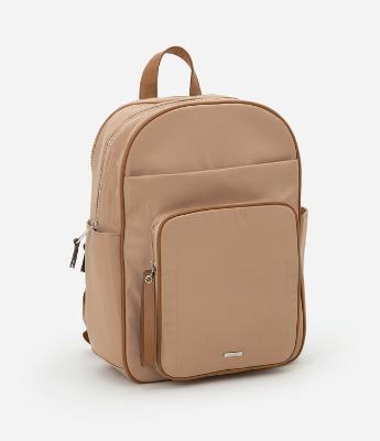 Mochila Retangular com Bolsos e Fechamento em Zíper
