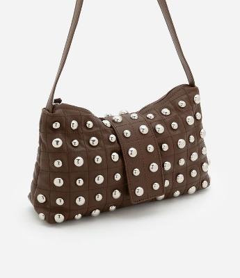 Bolsa Baguete Média em PU com Lapela Frontal e Aplicação de Studs Frontais