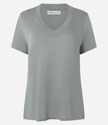 Blusa Básica em Viscose com Gola V em Ribana