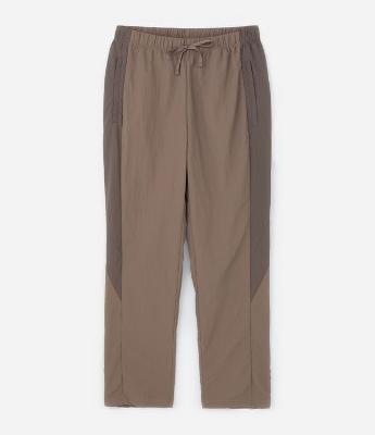 Calça Esportiva em Poliamida com Detalhe em Recortes