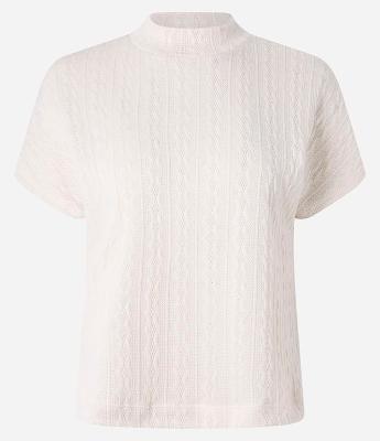 Blusa Texturizada com Golinha Alta e Manga Curta
