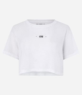 Camiseta Cropped Esportiva em Microfibra Texturizada e Estampa On