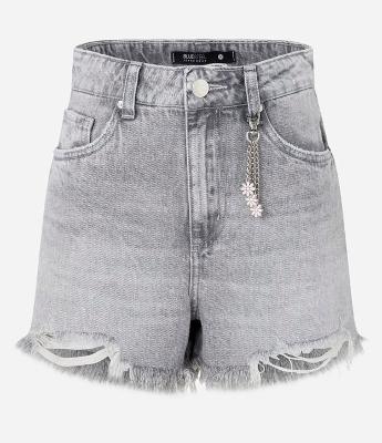 Short Slim em Jeans com Cintura Alta e Pingente de Florzinhas
