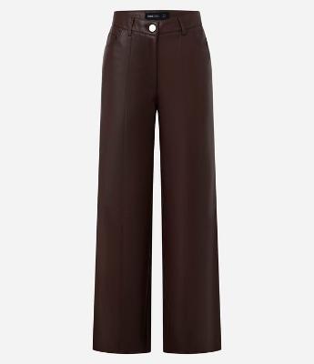 Calça Reta em PU com Fenda e Bolsos
