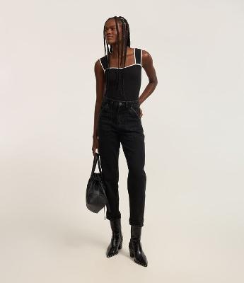 Calça Mom Jeans com Bolso Carpinteiro e Detalhe Estonado