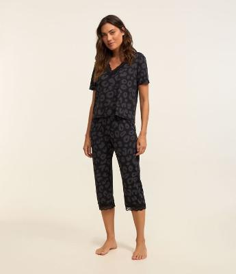 Pijama Capri em Poliamida com Detalhes Rendados e Estampa Oncinha