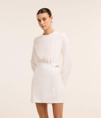 Vestido Curto em Crepe com Abertura nas Costas e Corrente na Cintura