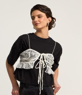 Blusa Cropped em Renda com Alça Rabo de Rato e Babado na Barra