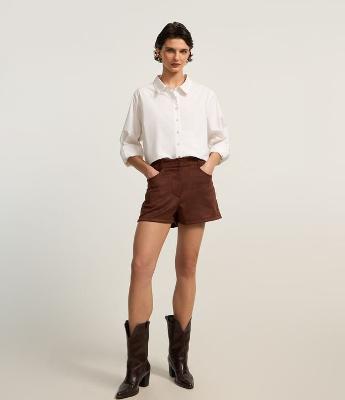 Short Curto em Suede com Bolso Faca
