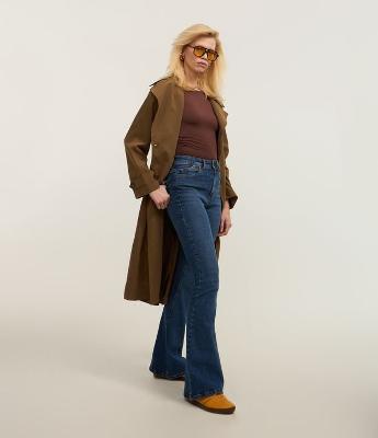 Calça Flare em Jeans e Bolsos com Lapela